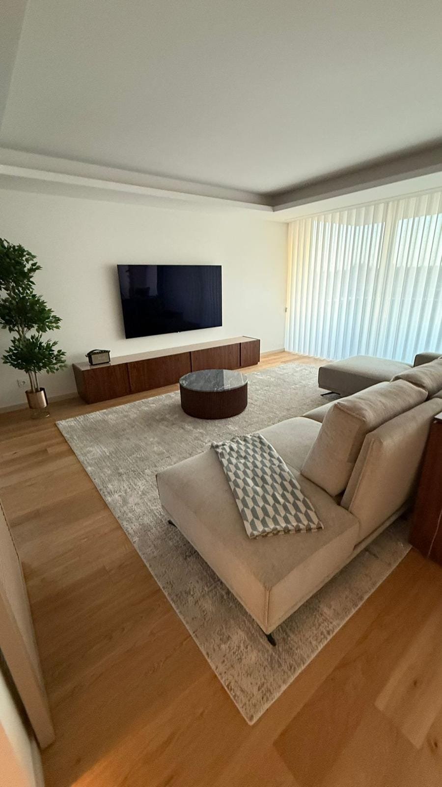 Detalhe de cortinados em tecido de qualidade com luz natural