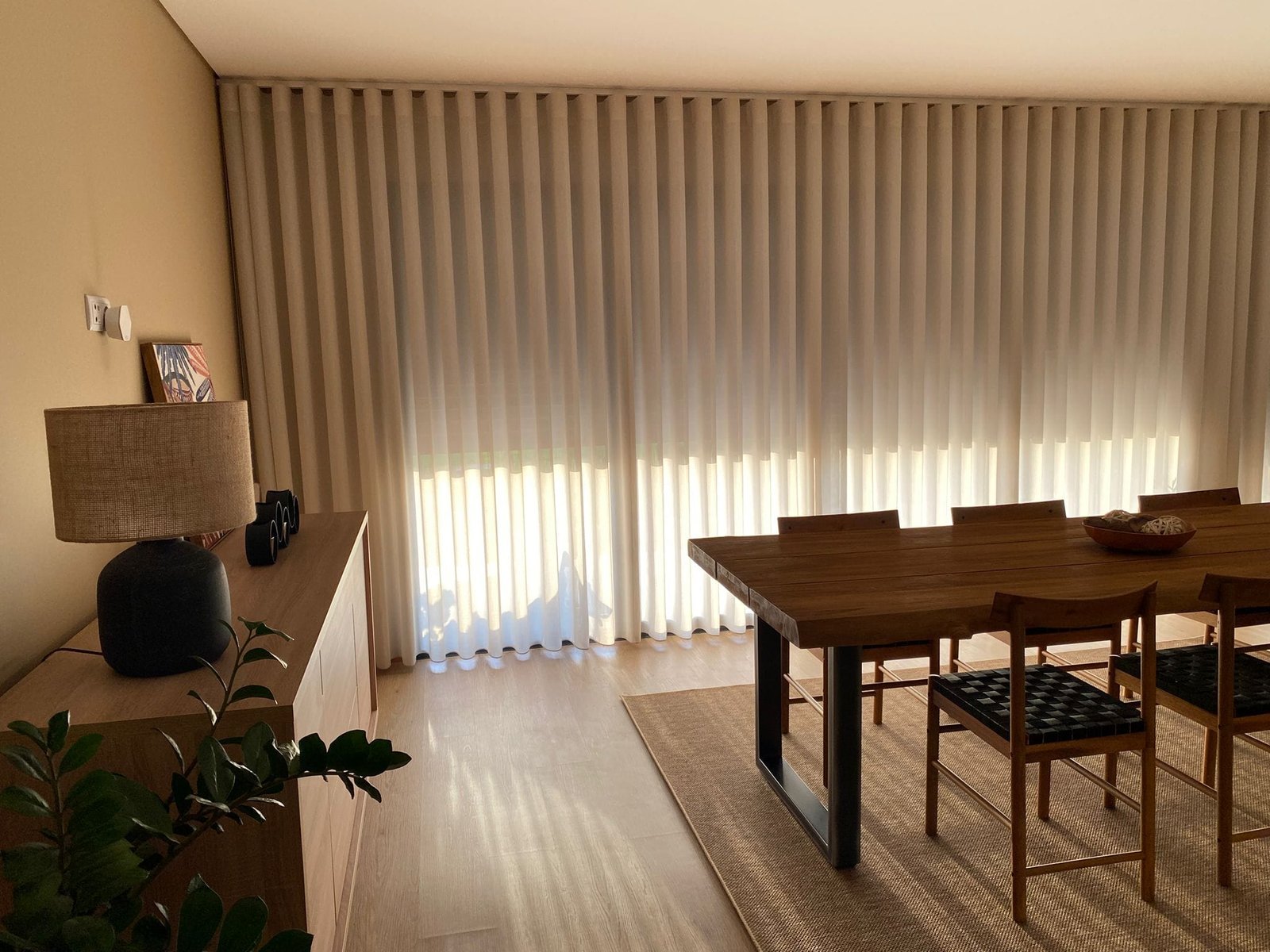 Janela com cortinados em camadas